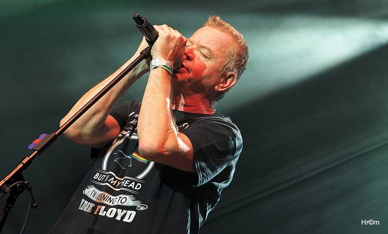 Mňága a Žďorp slavila třicetiny ve Foru Karlín: Fanoušci zpívali s kapelou na pódiu, přišli i Tomáš Klus nebo Mucha