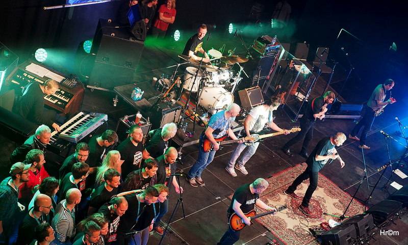 Mňága a Žďorp slavila třicetiny ve Foru Karlín: Fanoušci zpívali s kapelou na pódiu, přišli i Tomáš Klus nebo Mucha