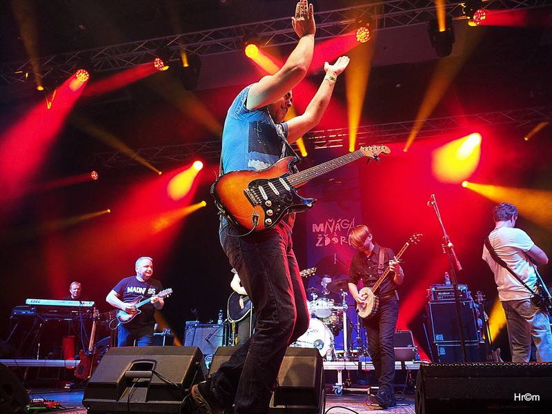 Mňága a Žďorp slavila třicetiny ve Foru Karlín: Fanoušci zpívali s kapelou na pódiu, přišli i Tomáš Klus nebo Mucha