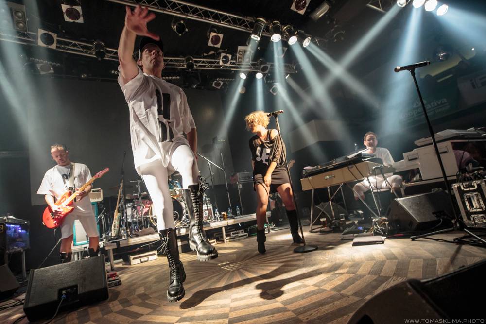 Předvánoční Monkey Business roztančili Lucerna Music Bar hned napoprvé