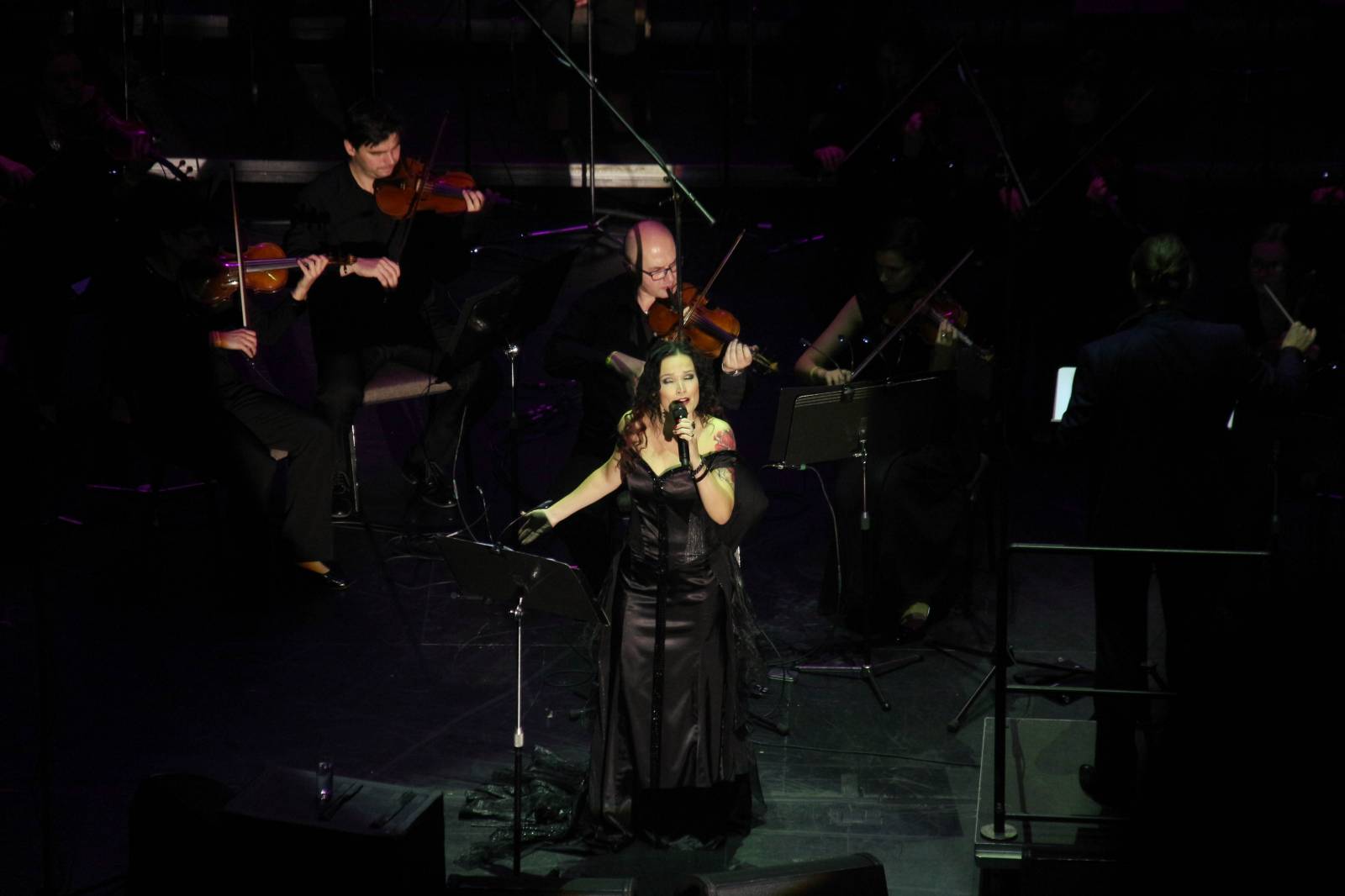 Tarja Turunen, bývalá zpěvačka Nightwish, zazpívala v Praze v rámci vánočního turné s filharmonií