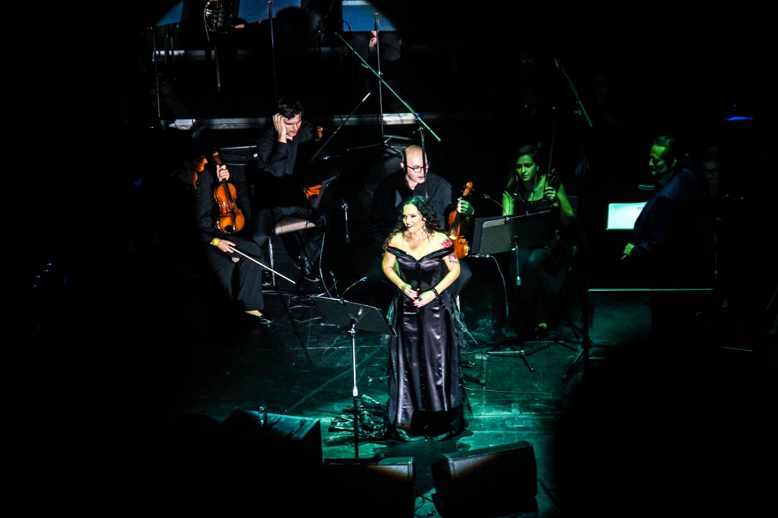 Tarja Turunen, bývalá zpěvačka Nightwish, zazpívala v Praze v rámci vánočního turné s filharmonií