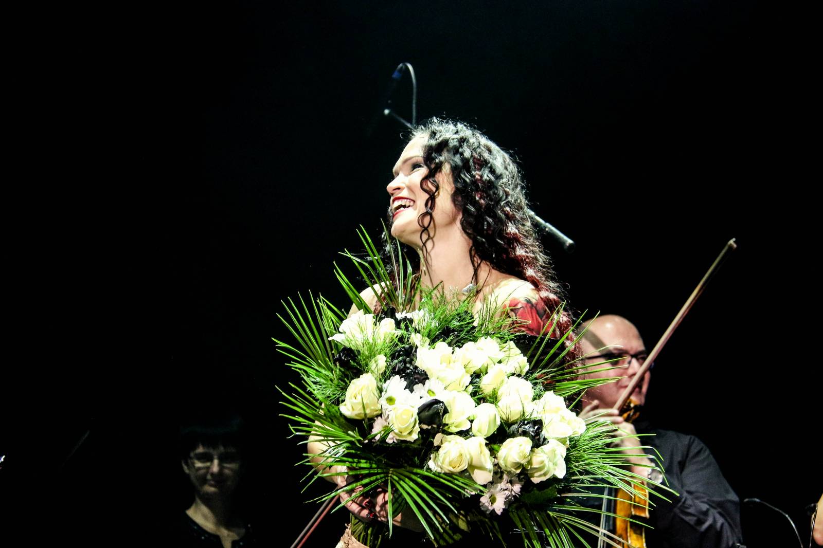 Tarja Turunen, bývalá zpěvačka Nightwish, zazpívala v Praze v rámci vánočního turné s filharmonií