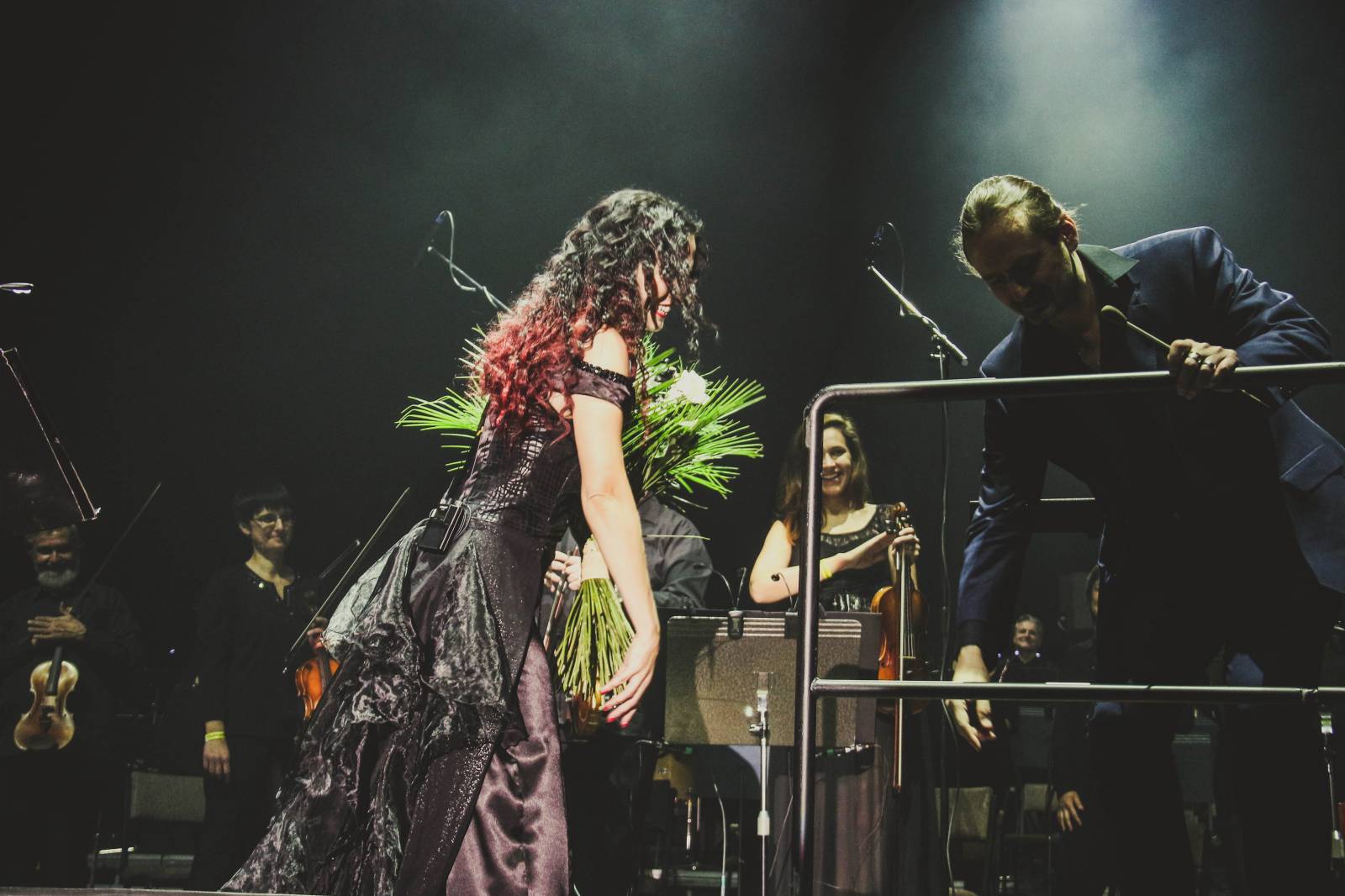 Tarja Turunen, bývalá zpěvačka Nightwish, zazpívala v Praze v rámci vánočního turné s filharmonií