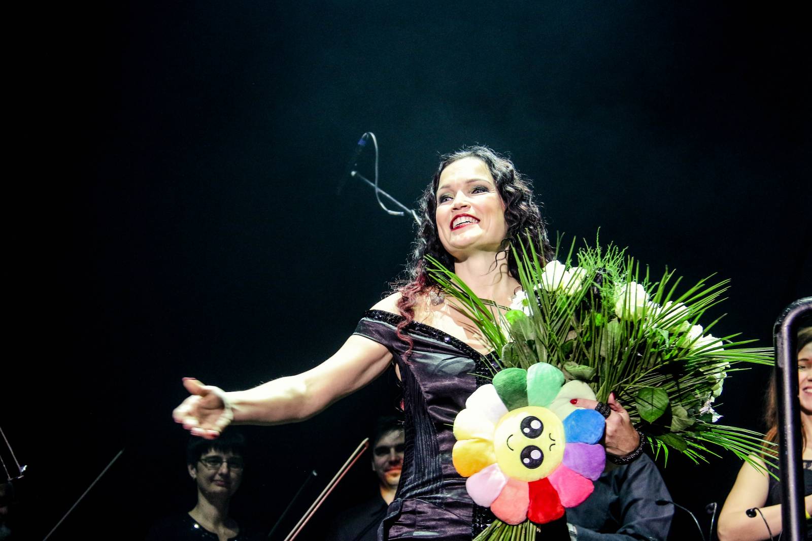 Tarja Turunen, bývalá zpěvačka Nightwish, zazpívala v Praze v rámci vánočního turné s filharmonií