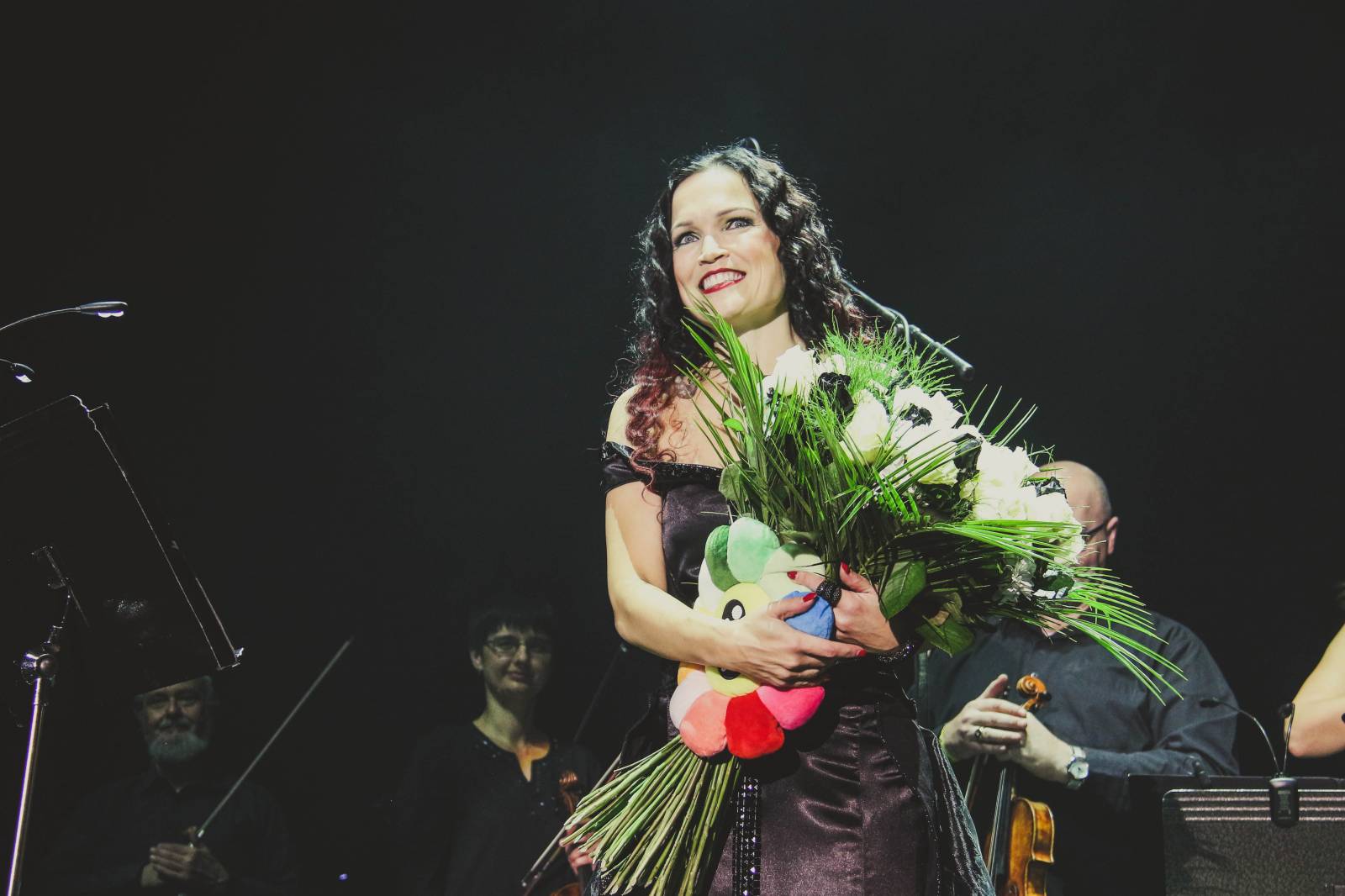 Tarja Turunen, bývalá zpěvačka Nightwish, zazpívala v Praze v rámci vánočního turné s filharmonií