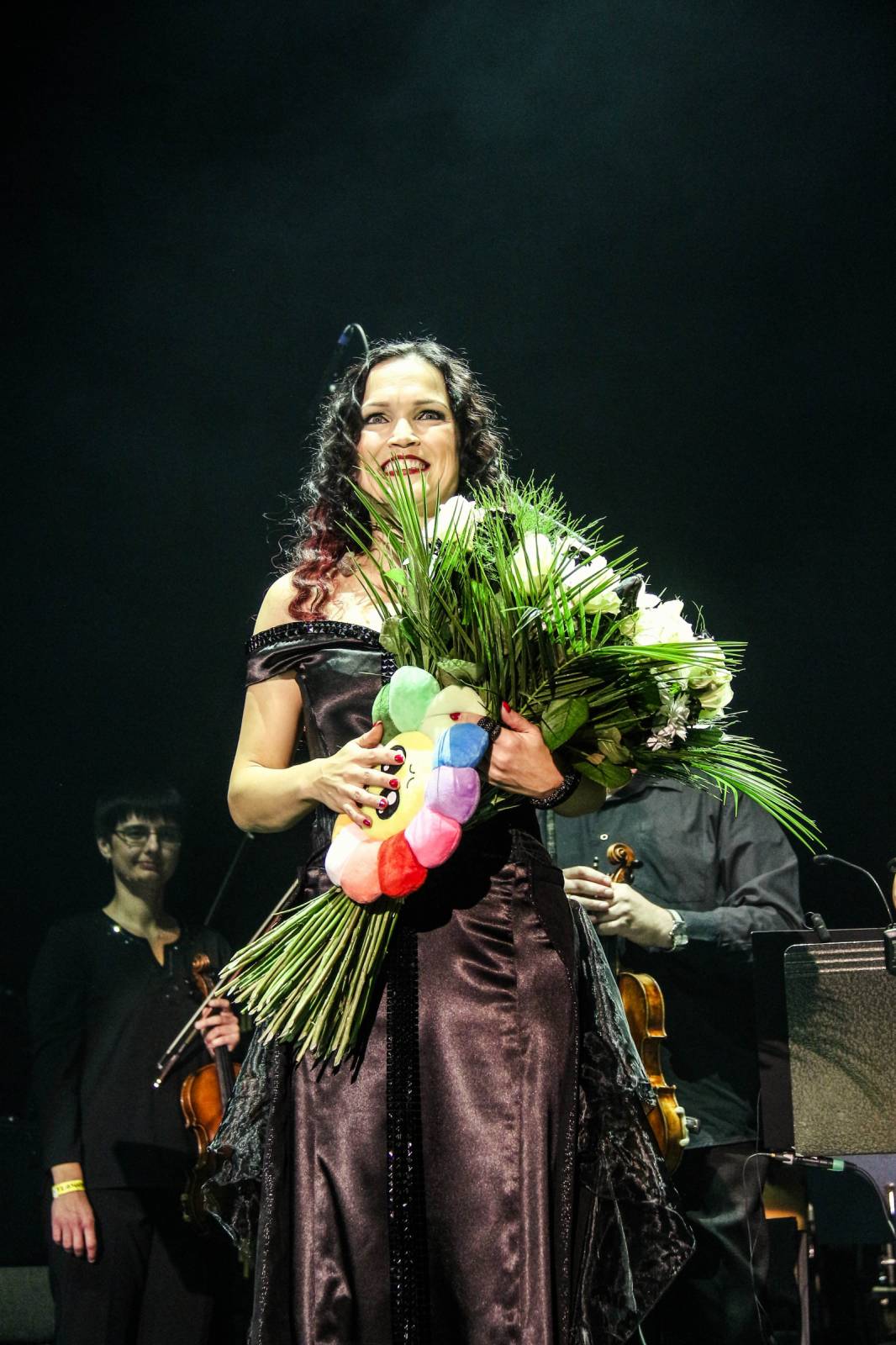 Tarja Turunen, bývalá zpěvačka Nightwish, zazpívala v Praze v rámci vánočního turné s filharmonií