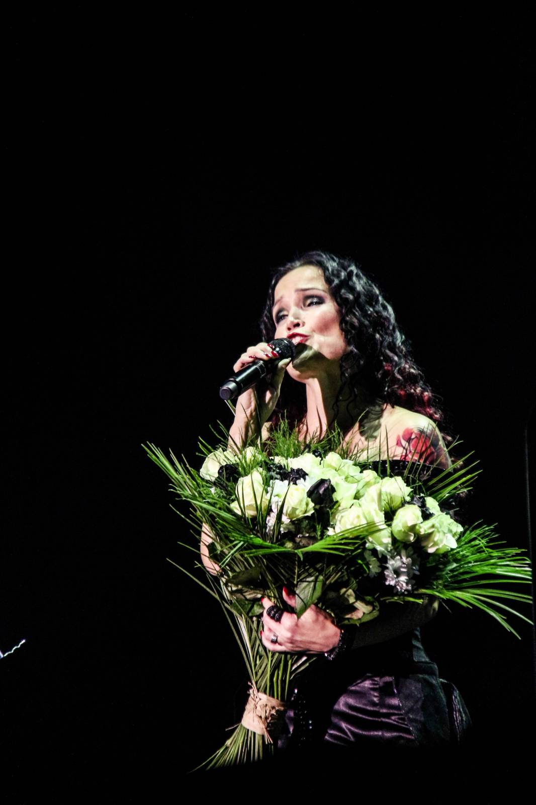 Tarja Turunen, bývalá zpěvačka Nightwish, zazpívala v Praze v rámci vánočního turné s filharmonií