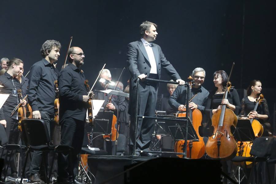 Miro Žbirka zařídil v Bratislavě předčasné Vánoce. S sebou měl Lenku Filipovou, Marthu nebo Jaroslava Svěceného