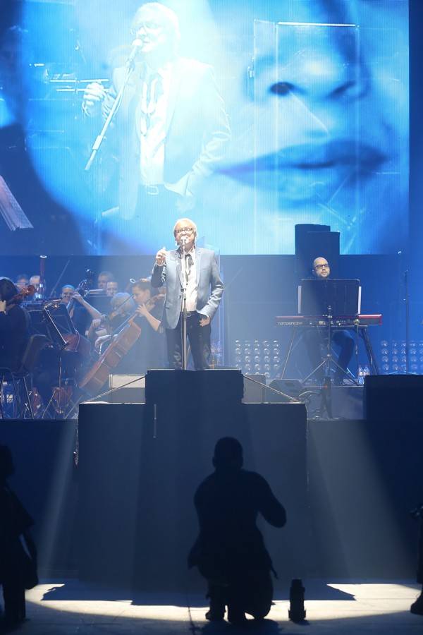 Miro Žbirka zařídil v Bratislavě předčasné Vánoce. S sebou měl Lenku Filipovou, Marthu nebo Jaroslava Svěceného