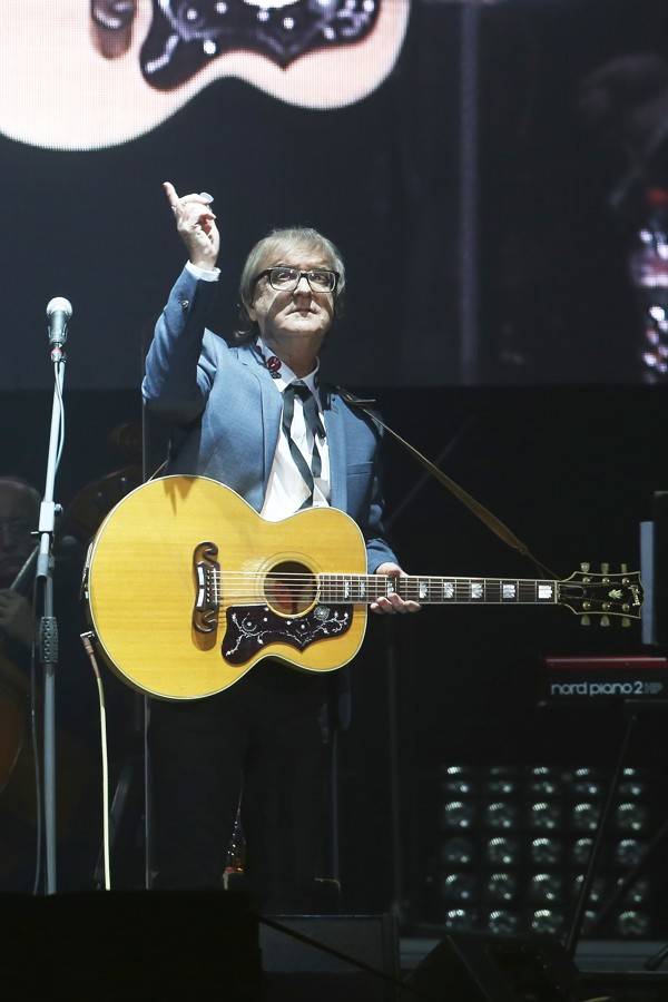 Miro Žbirka zařídil v Bratislavě předčasné Vánoce. S sebou měl Lenku Filipovou, Marthu nebo Jaroslava Svěceného