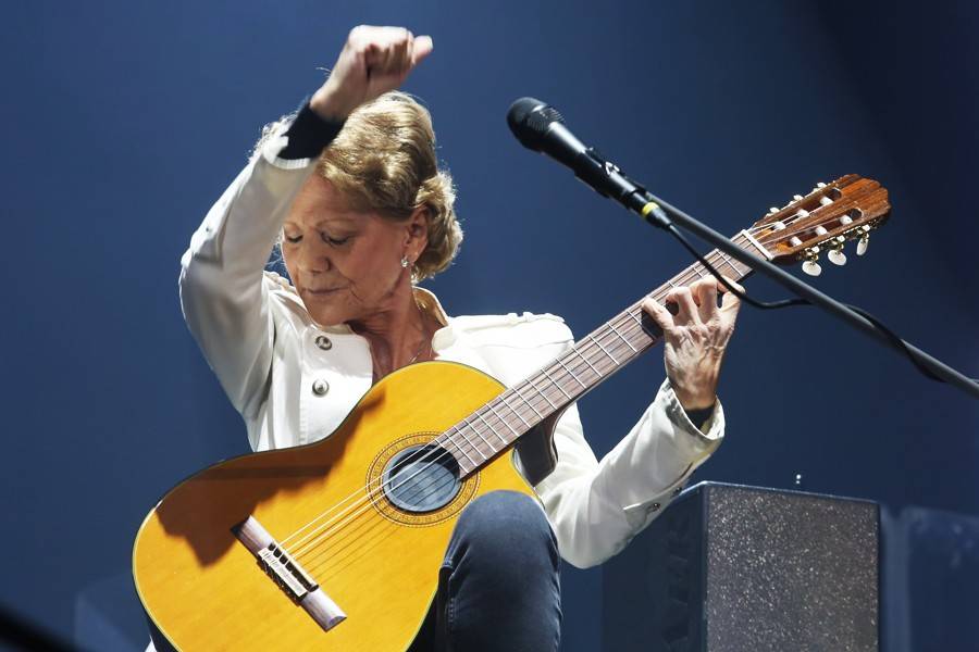 Miro Žbirka zařídil v Bratislavě předčasné Vánoce. S sebou měl Lenku Filipovou, Marthu nebo Jaroslava Svěceného