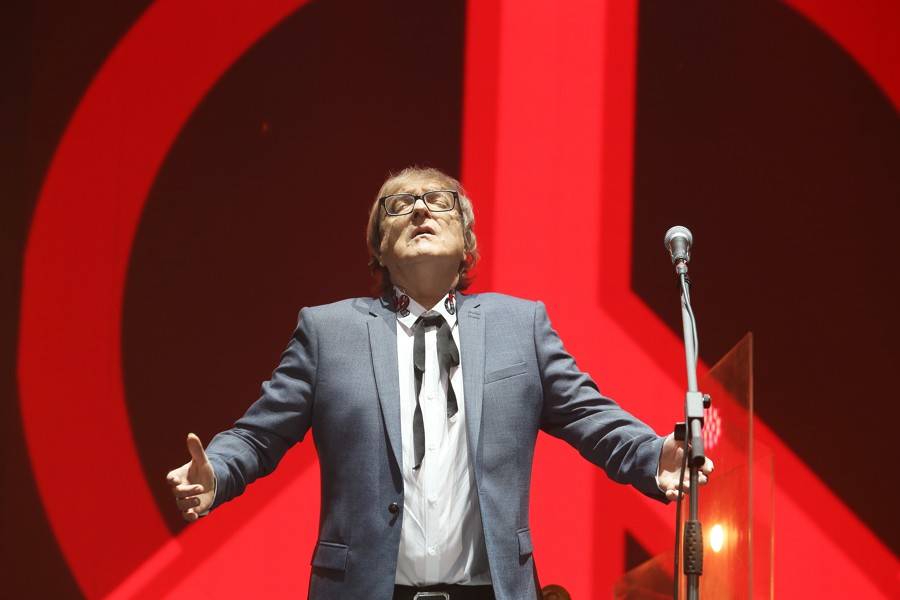 Miro Žbirka zařídil v Bratislavě předčasné Vánoce. S sebou měl Lenku Filipovou, Marthu nebo Jaroslava Svěceného