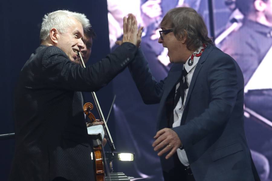 Miro Žbirka zařídil v Bratislavě předčasné Vánoce. S sebou měl Lenku Filipovou, Marthu nebo Jaroslava Svěceného