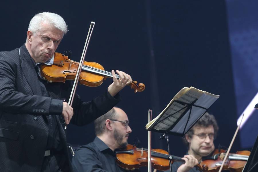 Miro Žbirka zařídil v Bratislavě předčasné Vánoce. S sebou měl Lenku Filipovou, Marthu nebo Jaroslava Svěceného