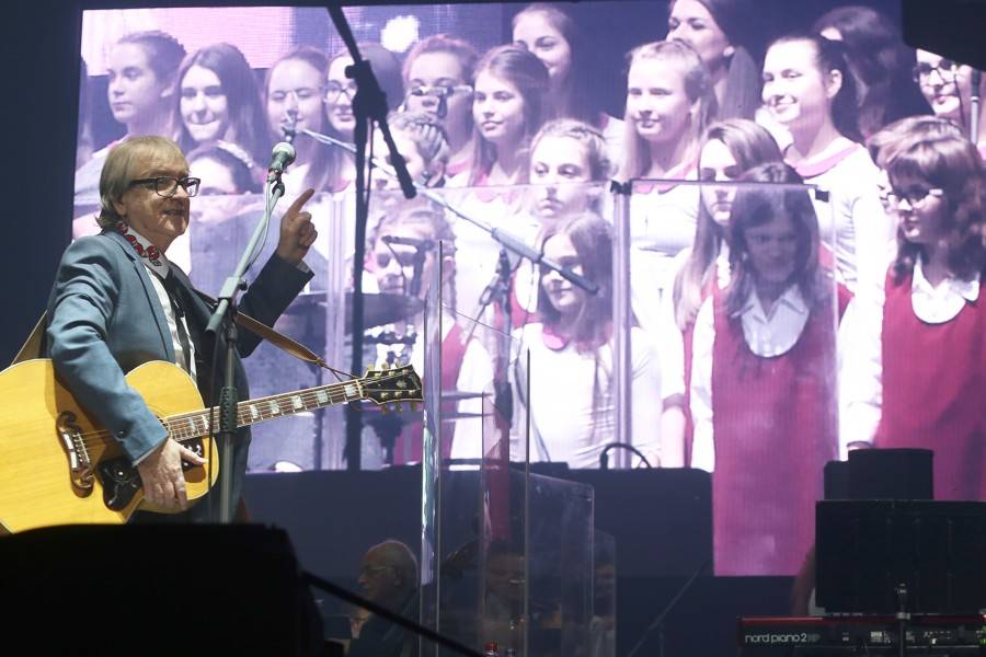 Miro Žbirka zařídil v Bratislavě předčasné Vánoce. S sebou měl Lenku Filipovou, Marthu nebo Jaroslava Svěceného