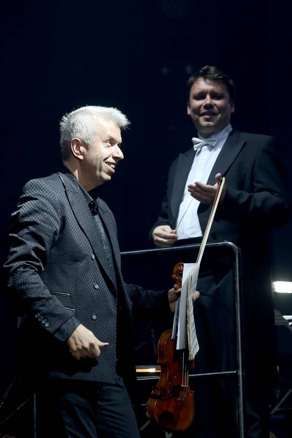 Miro Žbirka zařídil v Bratislavě předčasné Vánoce. S sebou měl Lenku Filipovou, Marthu nebo Jaroslava Svěceného