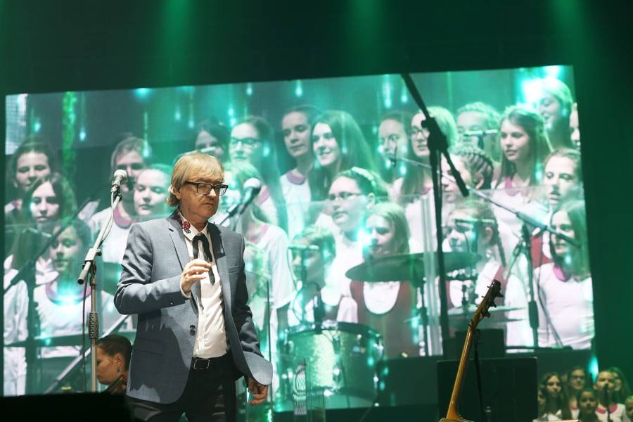 Miro Žbirka zařídil v Bratislavě předčasné Vánoce. S sebou měl Lenku Filipovou, Marthu nebo Jaroslava Svěceného