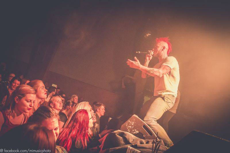 Skyline roztančili vyprodaný klub Roxy svým tradičním vánočním koncertem