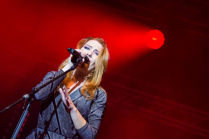 Jelen,  Kateřina Marie Tichá a Debbi, to je záruka zábavy a skvělé hudby. Potvrdilo se to ve Foru Karlín