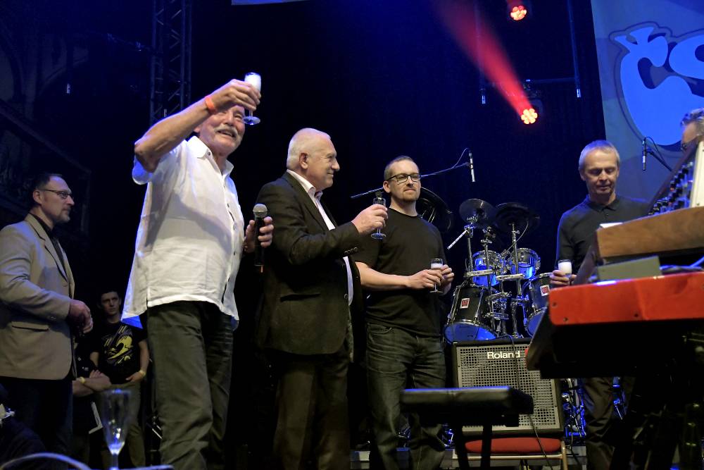 Na Československém beat-festivalu v Lucerně vypískali Václava Klause