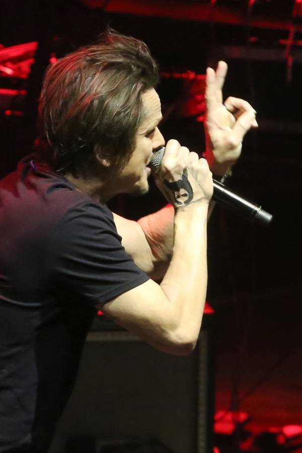 Chinaski na posledním koncertu ve staré sestavě rozdali brněnské onkologii milion. Zazpívala také Ewa Farna