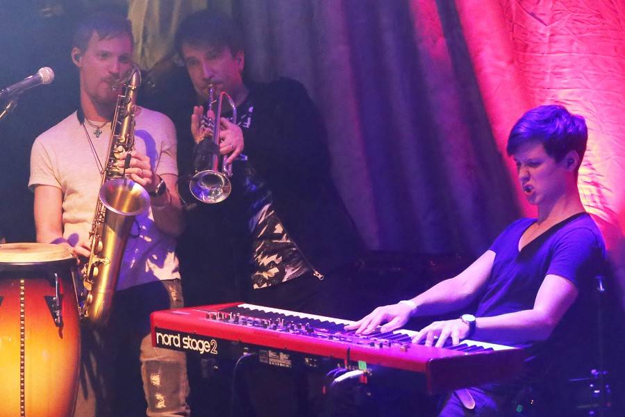 Chinaski na posledním koncertu ve staré sestavě rozdali brněnské onkologii milion. Zazpívala také Ewa Farna