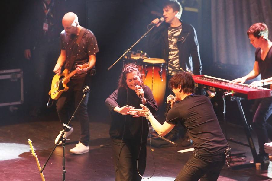 Chinaski na posledním koncertu ve staré sestavě rozdali brněnské onkologii milion. Zazpívala také Ewa Farna