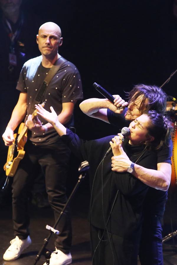 Chinaski na posledním koncertu ve staré sestavě rozdali brněnské onkologii milion. Zazpívala také Ewa Farna