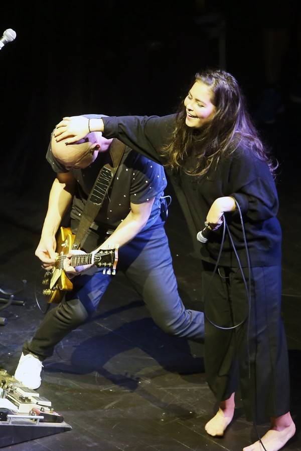 Chinaski na posledním koncertu ve staré sestavě rozdali brněnské onkologii milion. Zazpívala také Ewa Farna