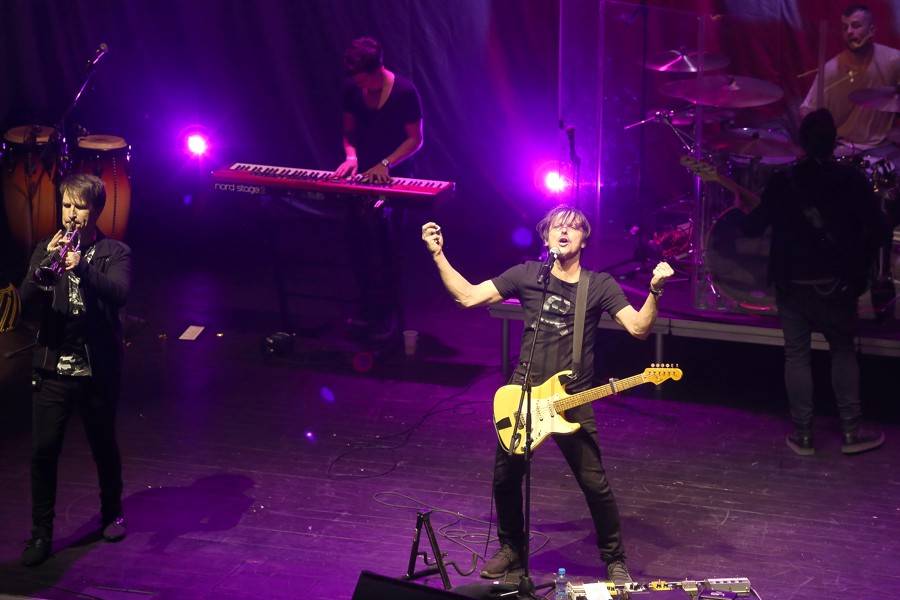 Chinaski na posledním koncertu ve staré sestavě rozdali brněnské onkologii milion. Zazpívala také Ewa Farna