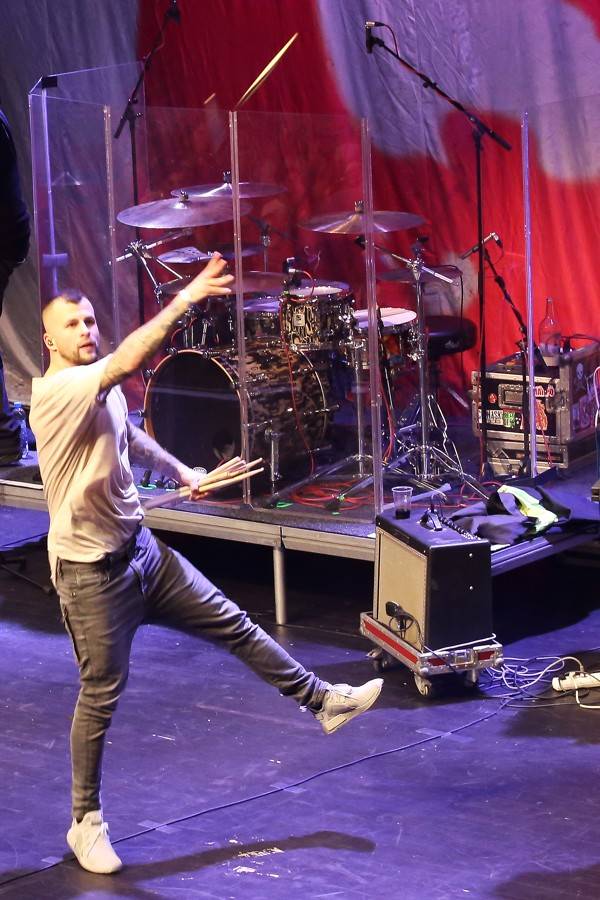 Chinaski na posledním koncertu ve staré sestavě rozdali brněnské onkologii milion. Zazpívala také Ewa Farna