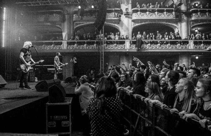 Vypsaná Fixa dobyla velkou Lucernu, fanoušky potěšila i čtením