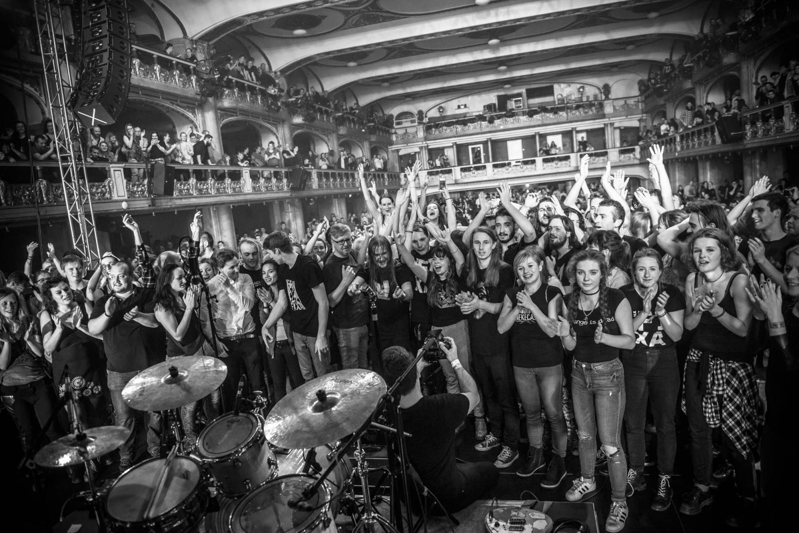 Vypsaná Fixa dobyla velkou Lucernu, fanoušky potěšila i čtením