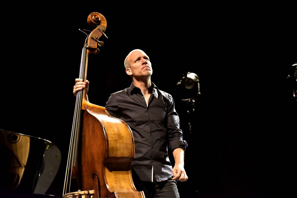 Izraelský kontrabasista Avishai Cohen zvedl ze židlí Forum Karlín