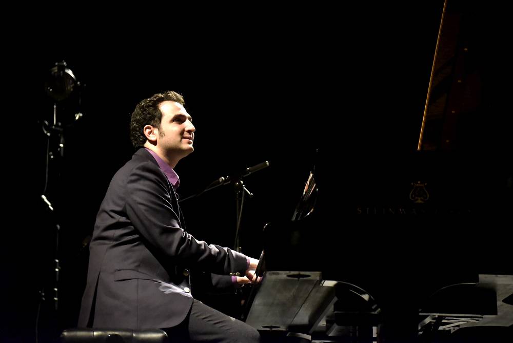 Izraelský kontrabasista Avishai Cohen zvedl ze židlí Forum Karlín