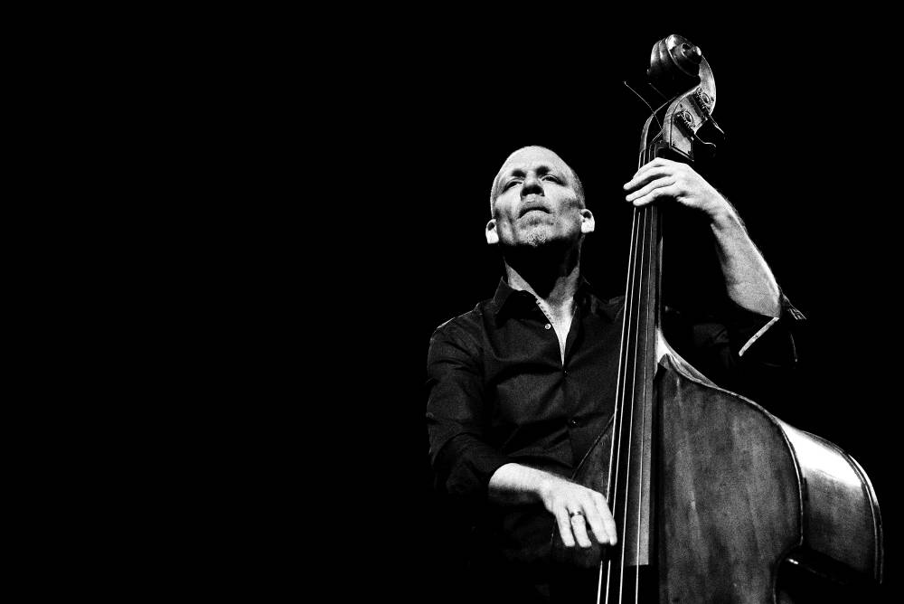 Izraelský kontrabasista Avishai Cohen zvedl ze židlí Forum Karlín
