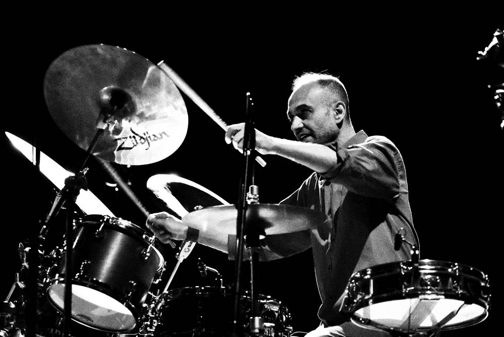 Izraelský kontrabasista Avishai Cohen zvedl ze židlí Forum Karlín