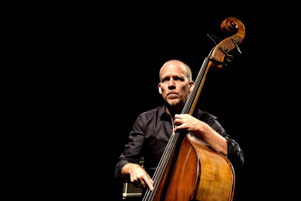 Izraelský kontrabasista Avishai Cohen zvedl ze židlí Forum Karlín