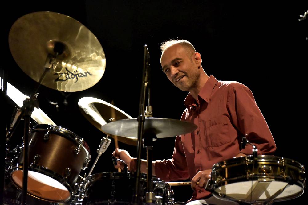 Izraelský kontrabasista Avishai Cohen zvedl ze židlí Forum Karlín