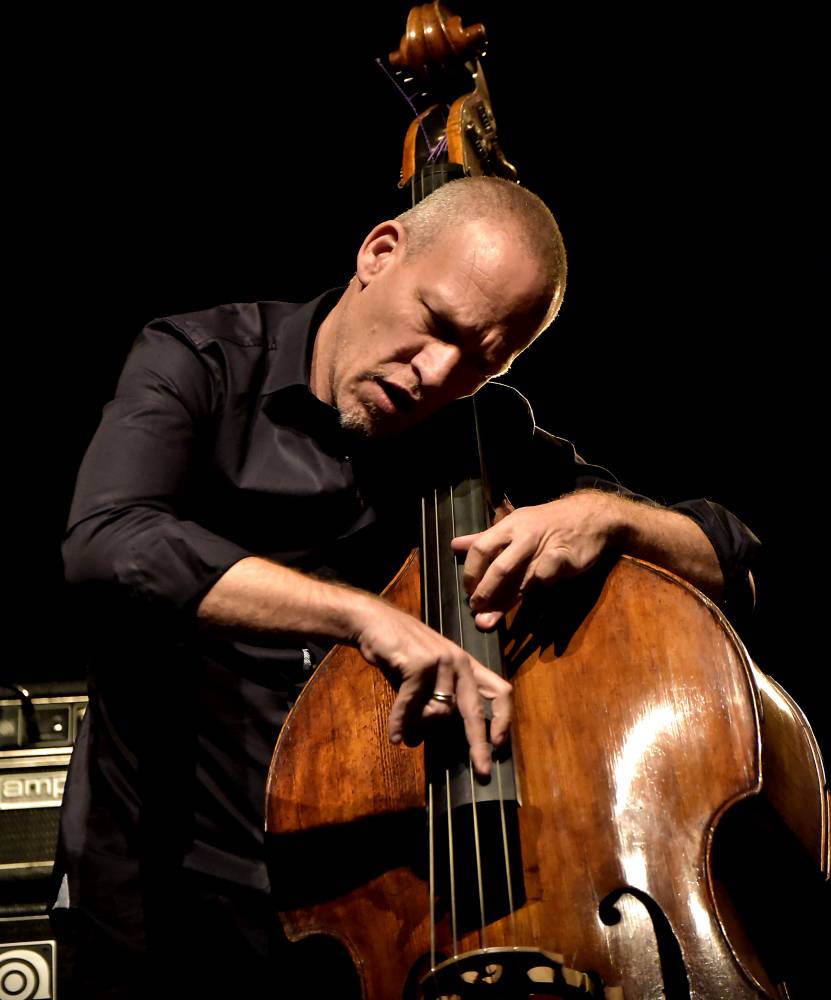 Izraelský kontrabasista Avishai Cohen zvedl ze židlí Forum Karlín