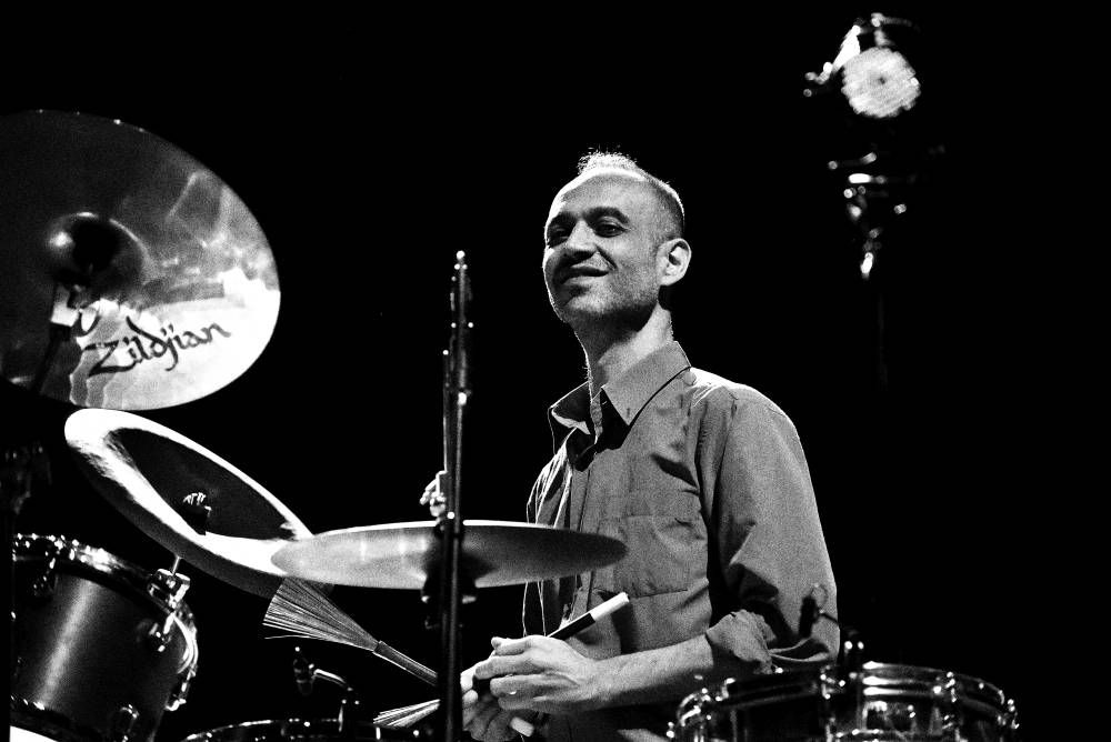 Izraelský kontrabasista Avishai Cohen zvedl ze židlí Forum Karlín