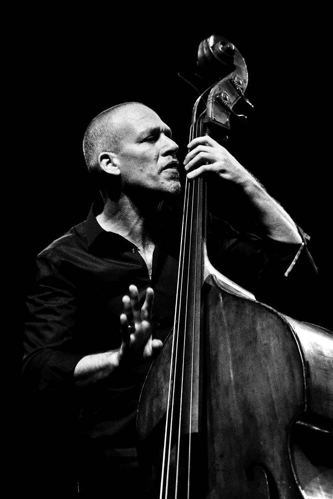 Izraelský kontrabasista Avishai Cohen zvedl ze židlí Forum Karlín