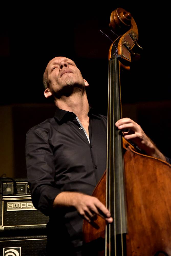Izraelský kontrabasista Avishai Cohen zvedl ze židlí Forum Karlín