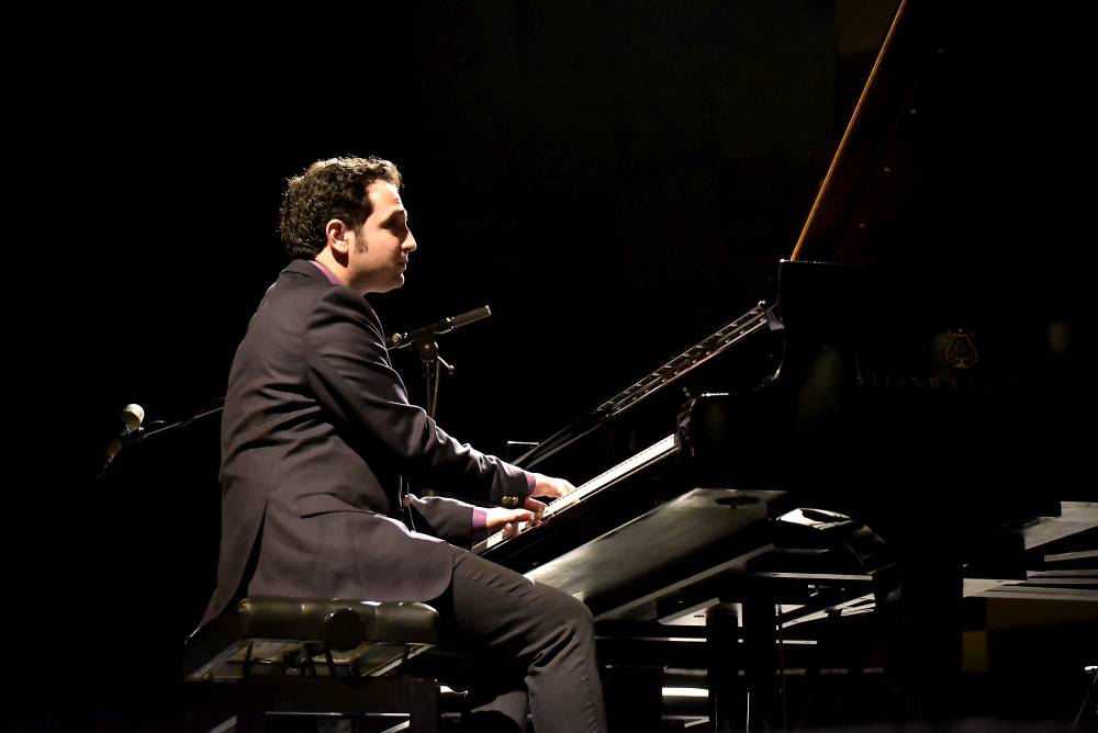 Izraelský kontrabasista Avishai Cohen zvedl ze židlí Forum Karlín