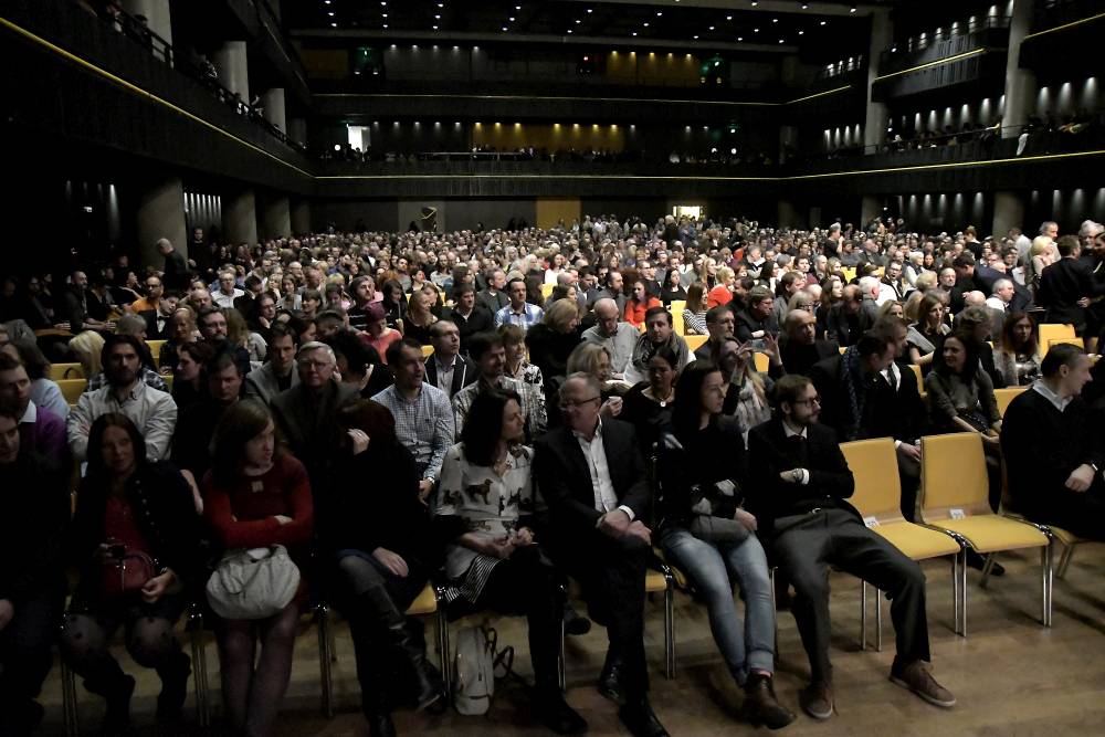 Izraelský kontrabasista Avishai Cohen zvedl ze židlí Forum Karlín