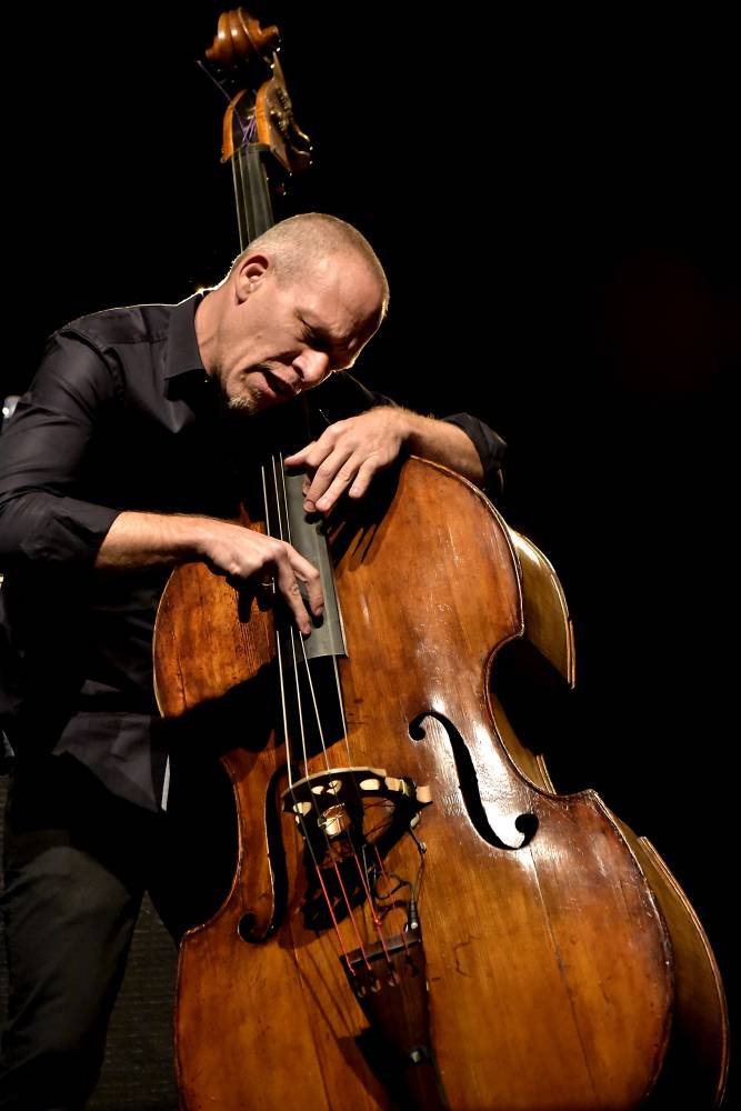 Izraelský kontrabasista Avishai Cohen zvedl ze židlí Forum Karlín