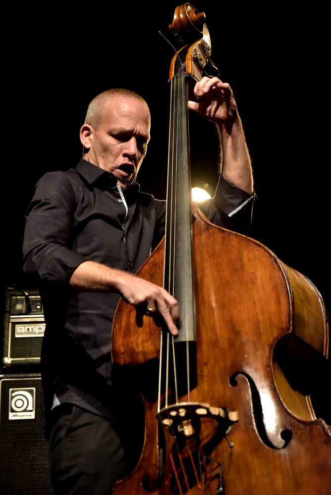 Izraelský kontrabasista Avishai Cohen zvedl ze židlí Forum Karlín