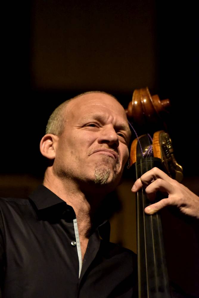 Izraelský kontrabasista Avishai Cohen zvedl ze židlí Forum Karlín