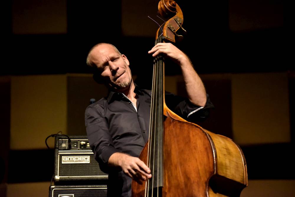 Izraelský kontrabasista Avishai Cohen zvedl ze židlí Forum Karlín